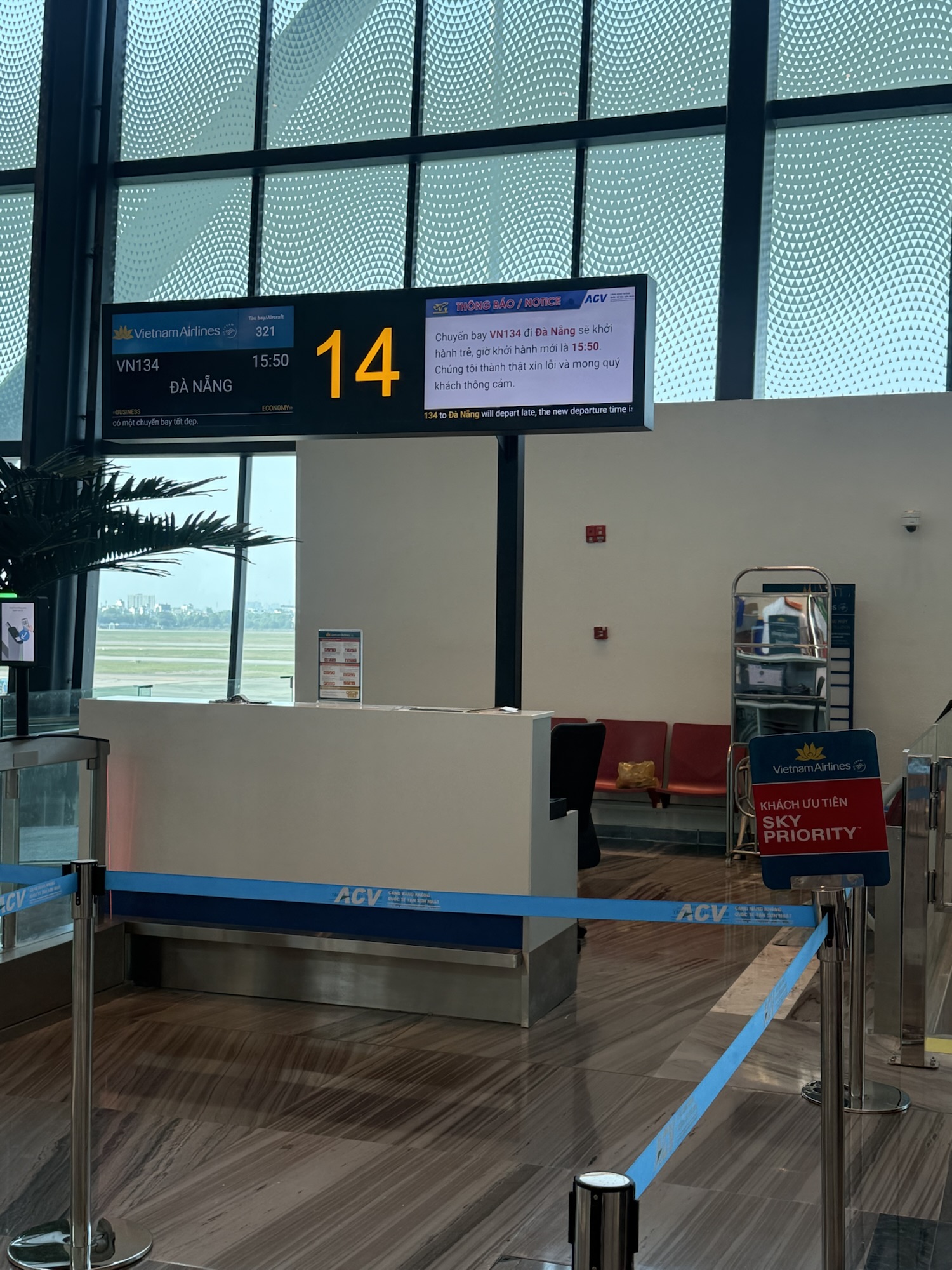 タンソンニャット国際空港T3の14番ゲートに表示されたVN134便