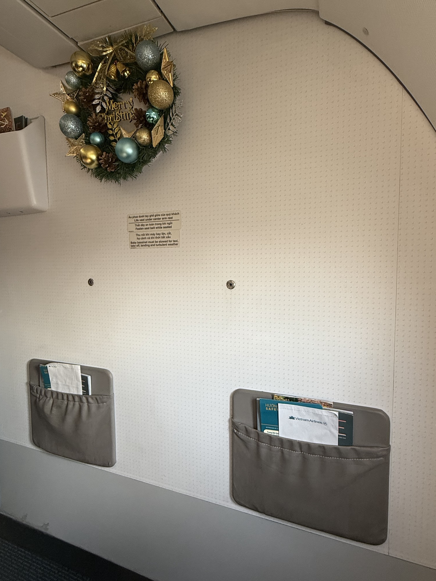 ベトナム航空A321最前列の隔壁に飾られたクリスマスリース