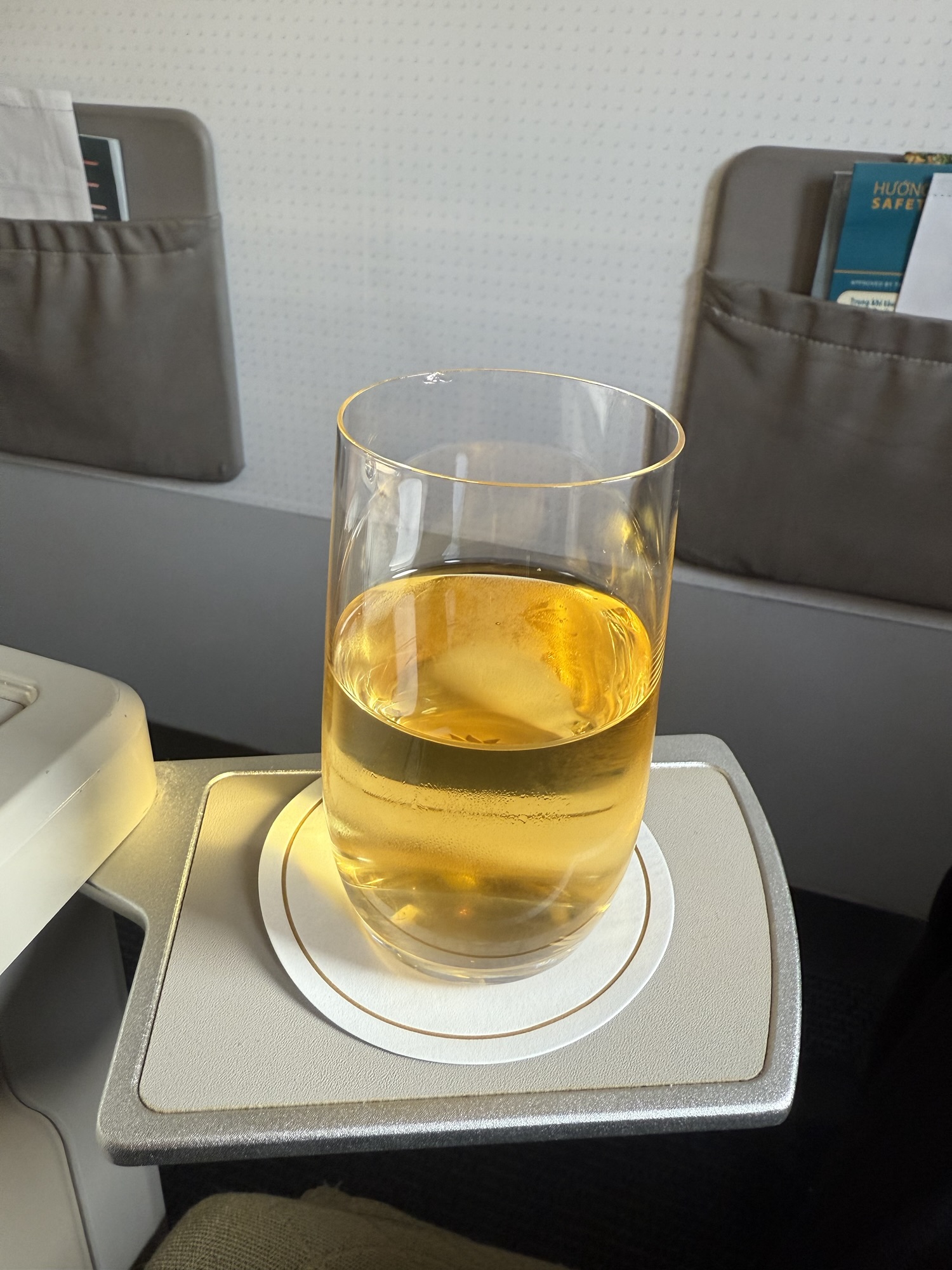 ベトナム航空ビジネスクラスで提供されたアップルジュース
