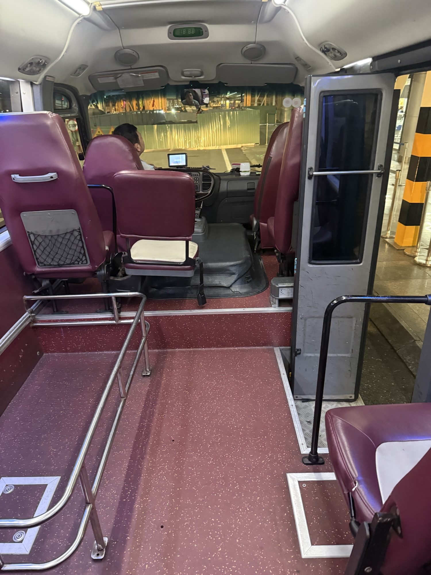 ビジネスクラス専用バスの運転席と車内前方