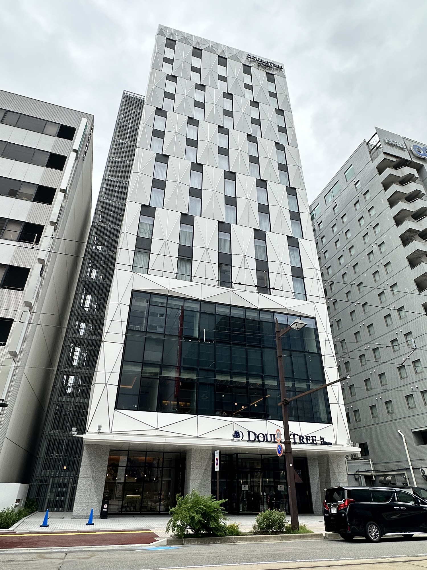 富山駅前に建つダブルツリーbyヒルトン富山の外観