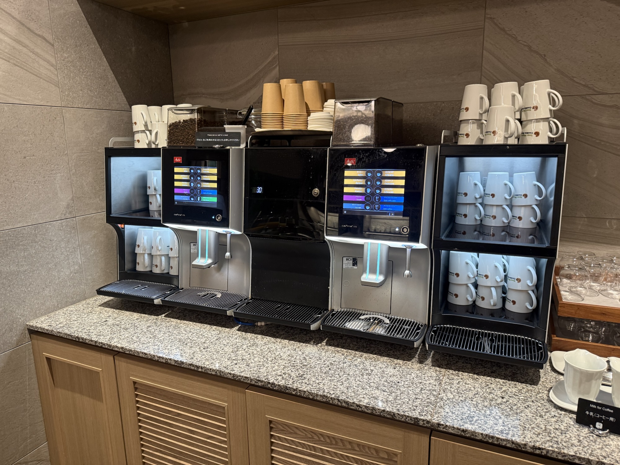 朝食会場に並ぶ2台のコーヒーマシン