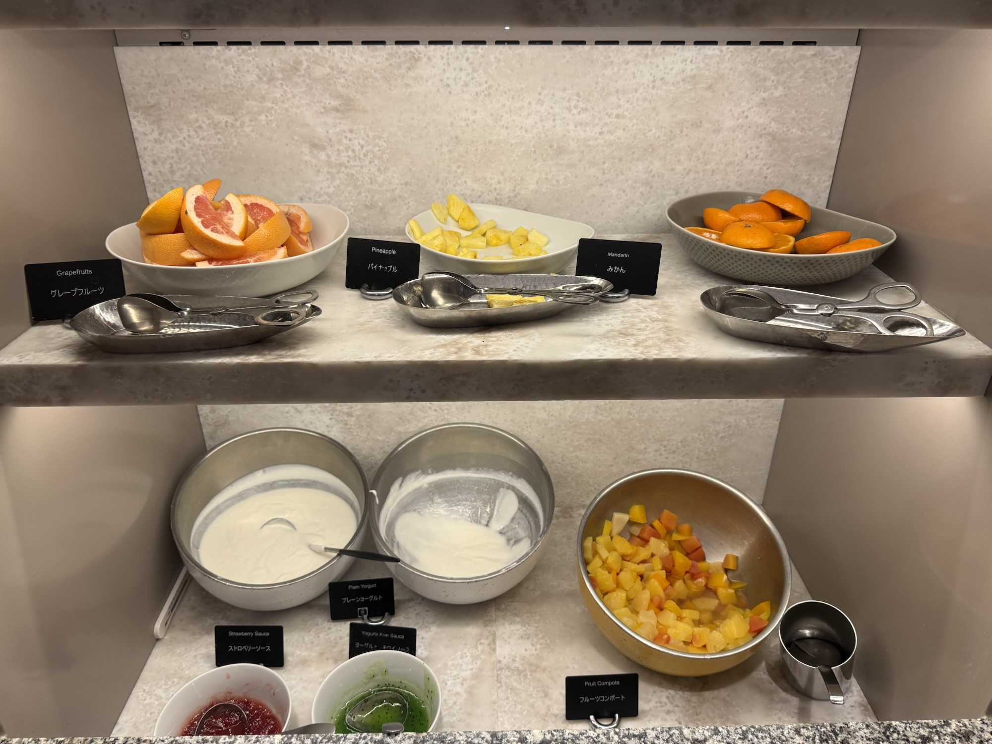 朝食ビュッフェのフルーツとヨーグルト