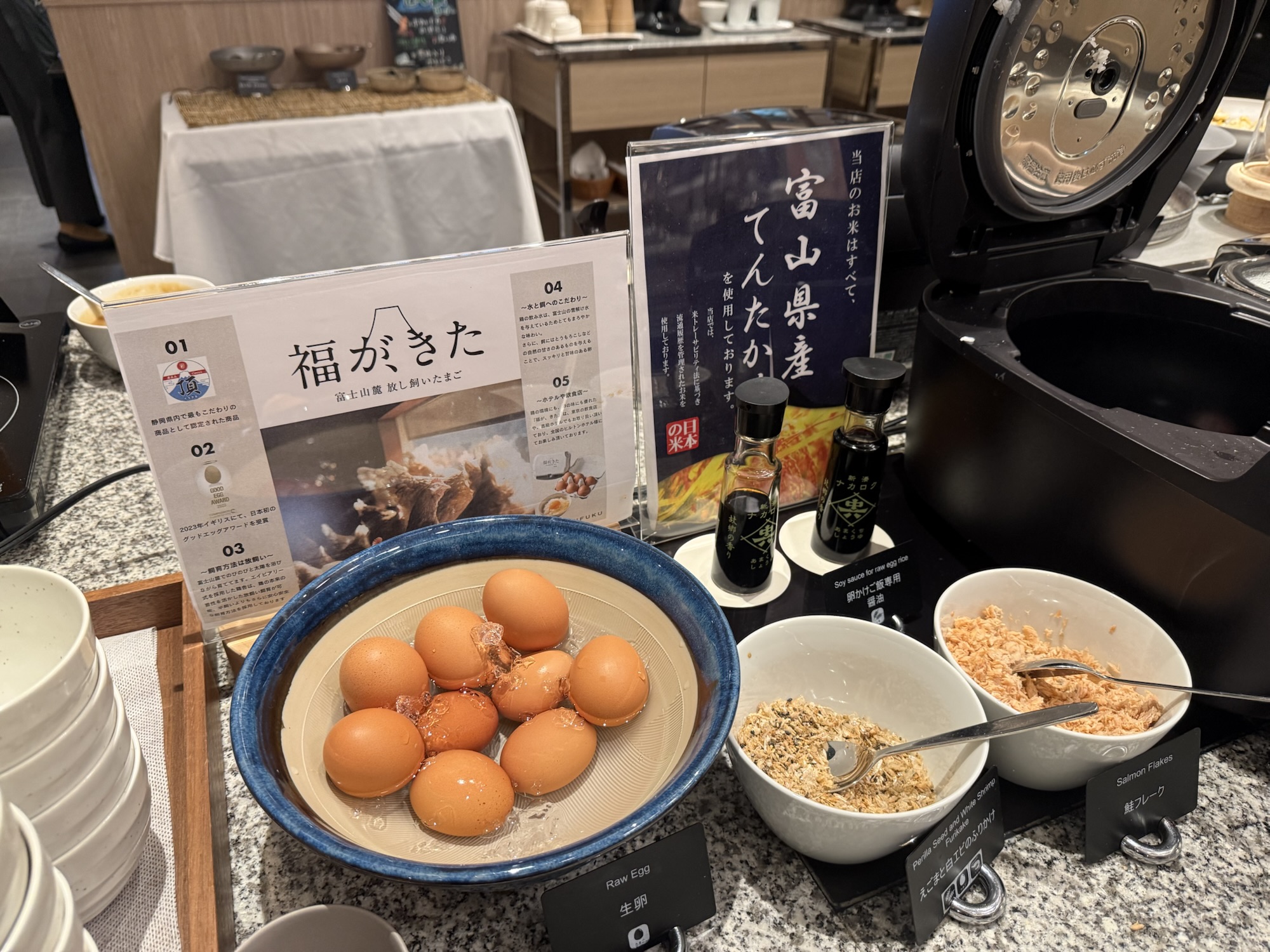 富山県産卵と専用醤油を用意した卵かけご飯コーナー