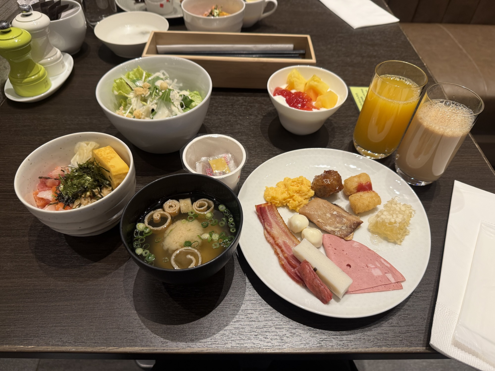 海鮮丼、味噌汁、サラダ、洋食を組み合わせた朝食