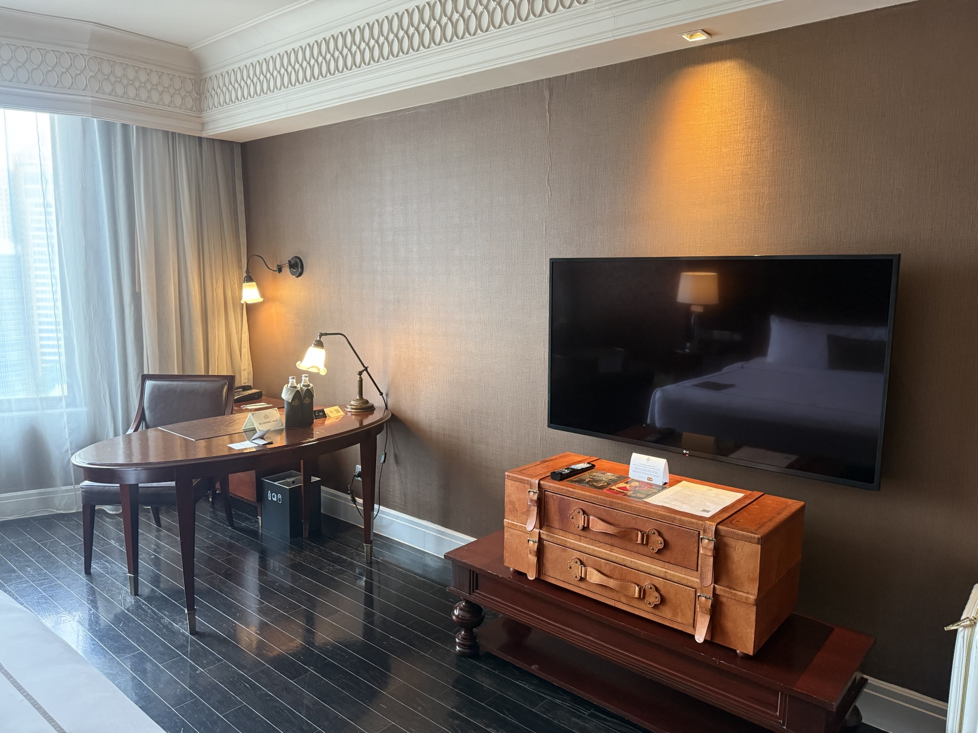 ヤマ エグゼクティブのデスクとテレビ