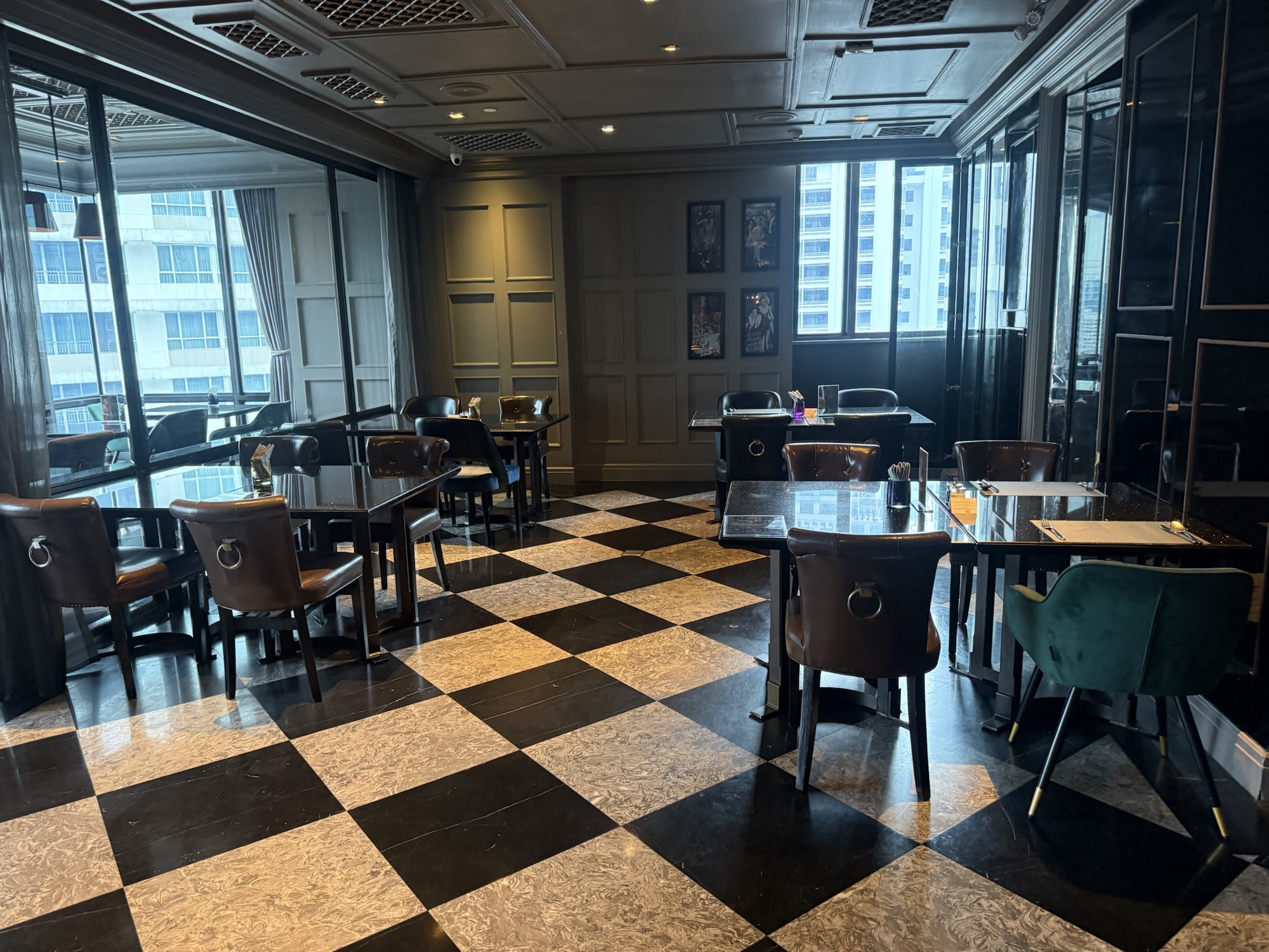 Babette's Club Loungeのチェッカー柄の床と客席
