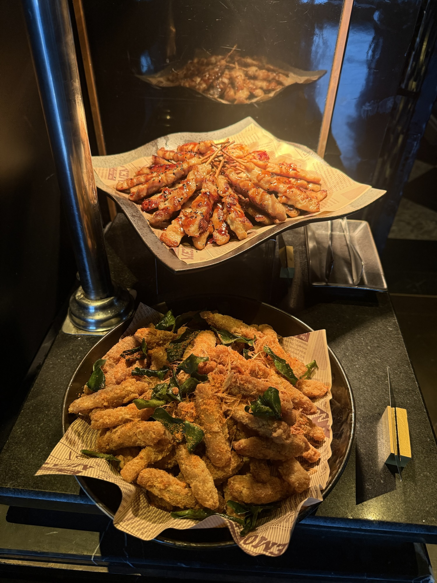 クラブラウンジの串焼きと海老のフライ