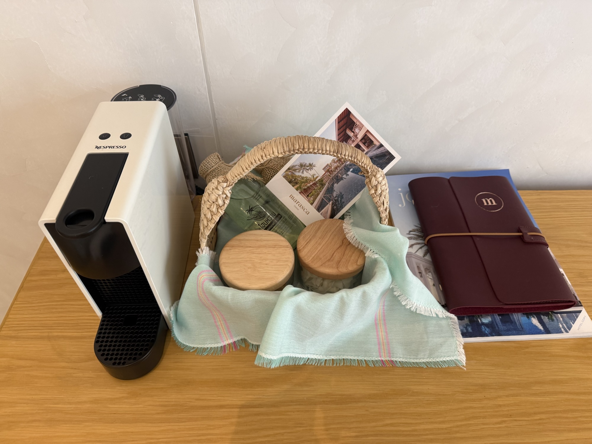 Marasca Samui客室のウェルカムバスケットとネスプレッソマシン