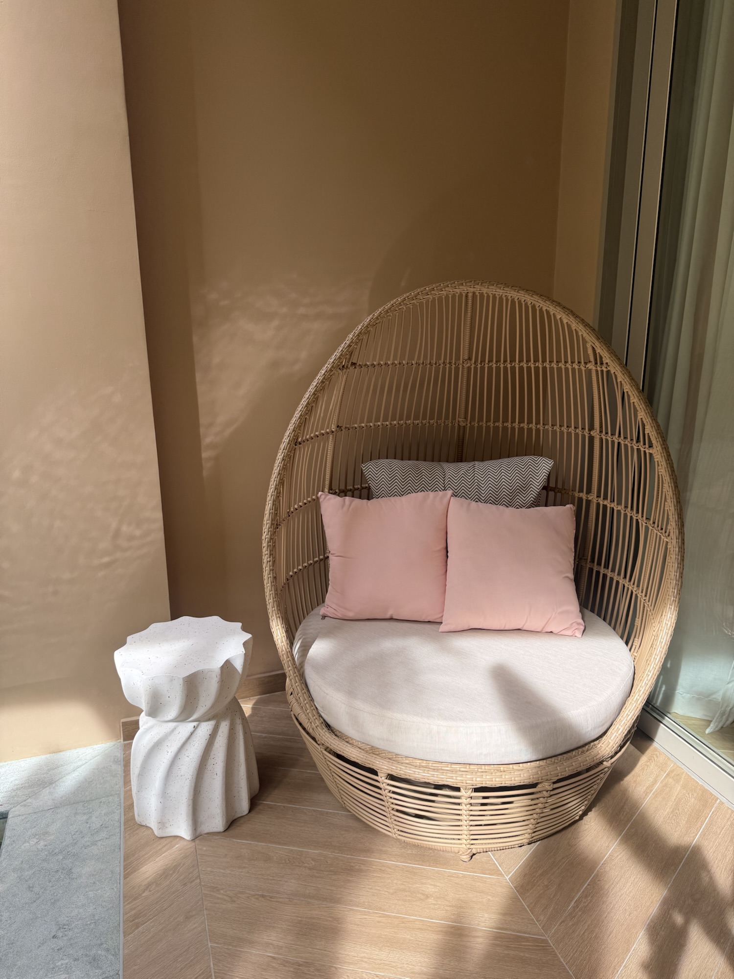 Comfy with Poolのテラスにある籐編みのエッグチェア