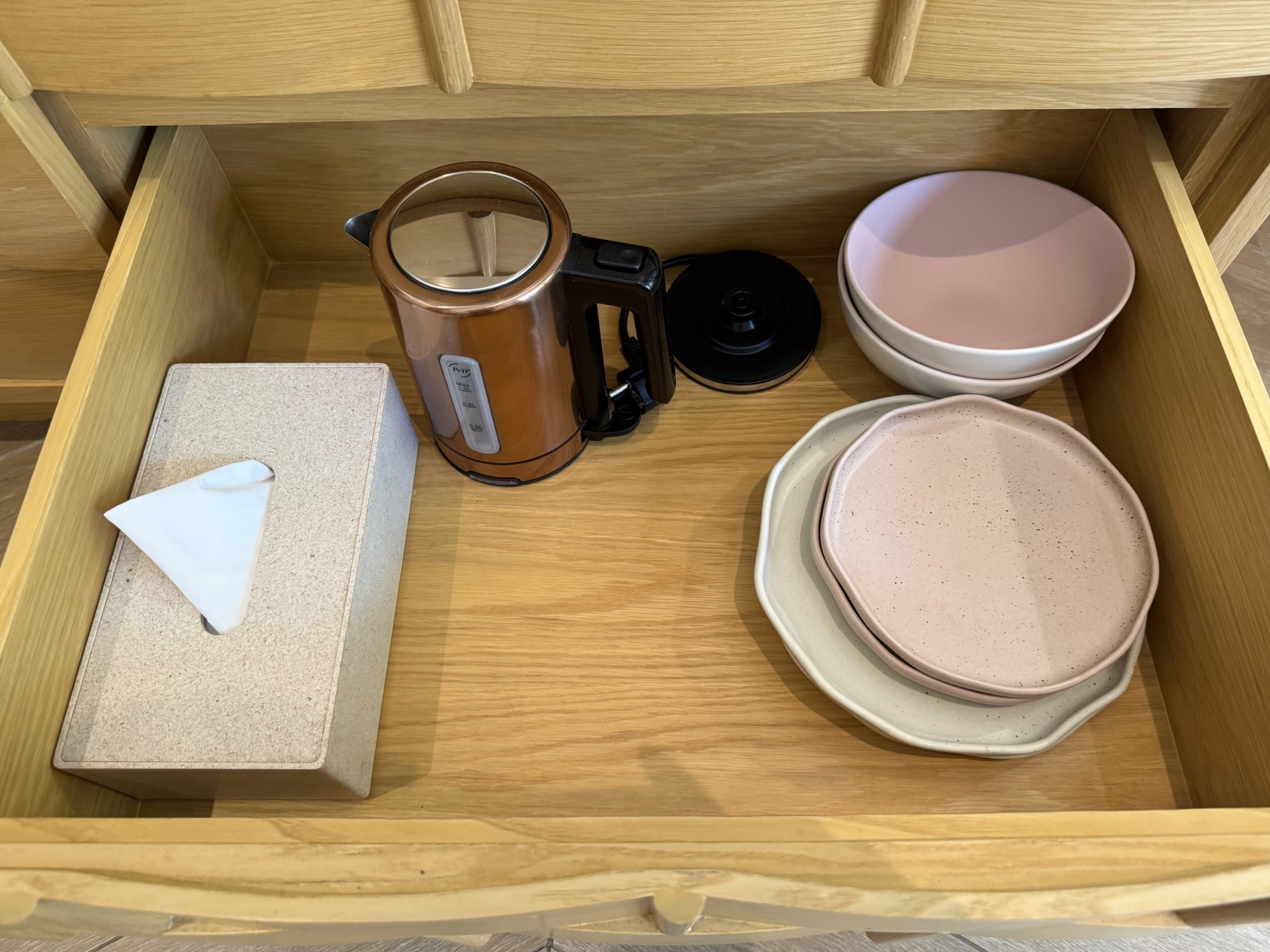 Marasca Samui客室のケトルと食器