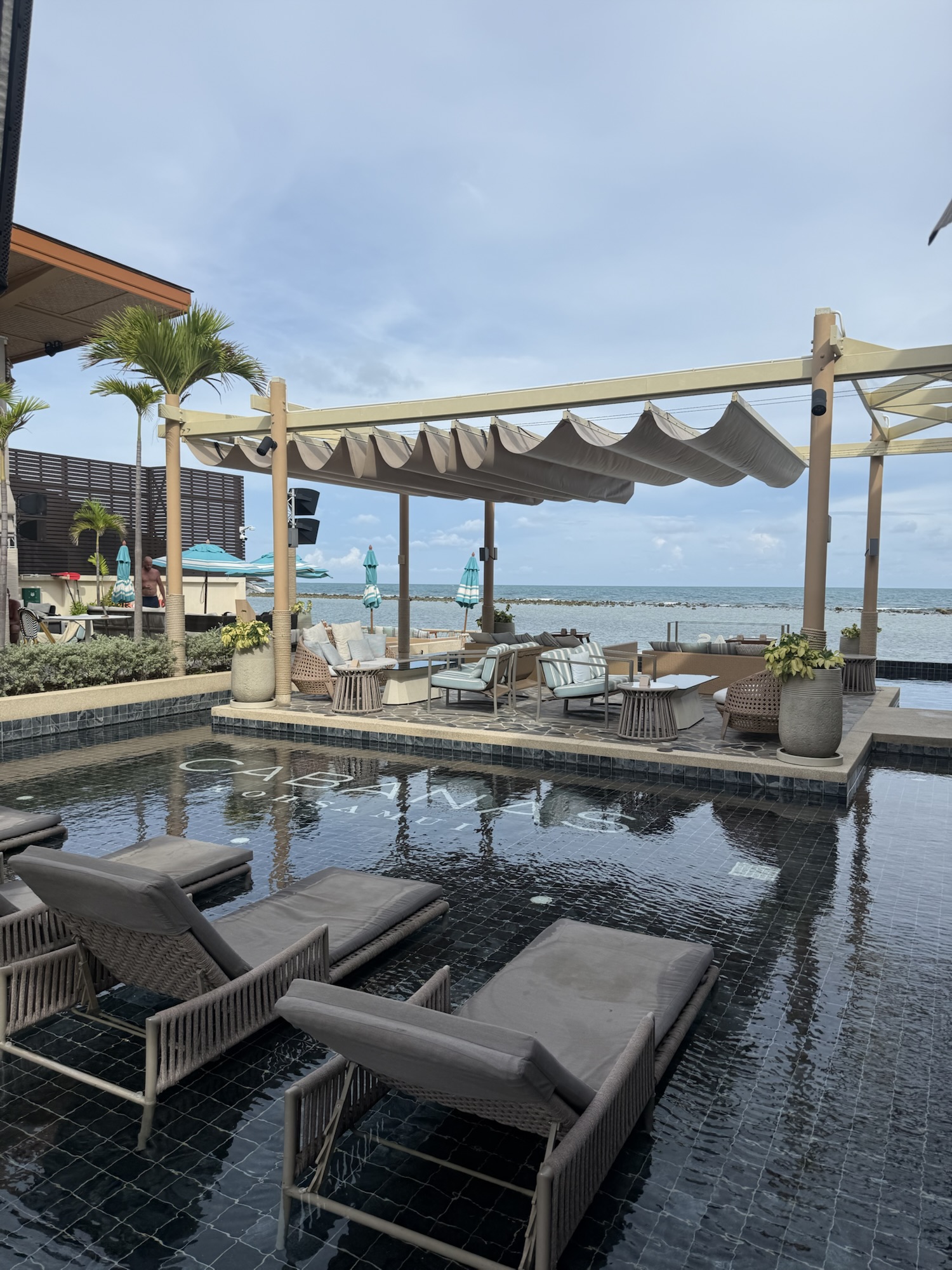 Marasca Samuiの海を望むプールサイドカバナ