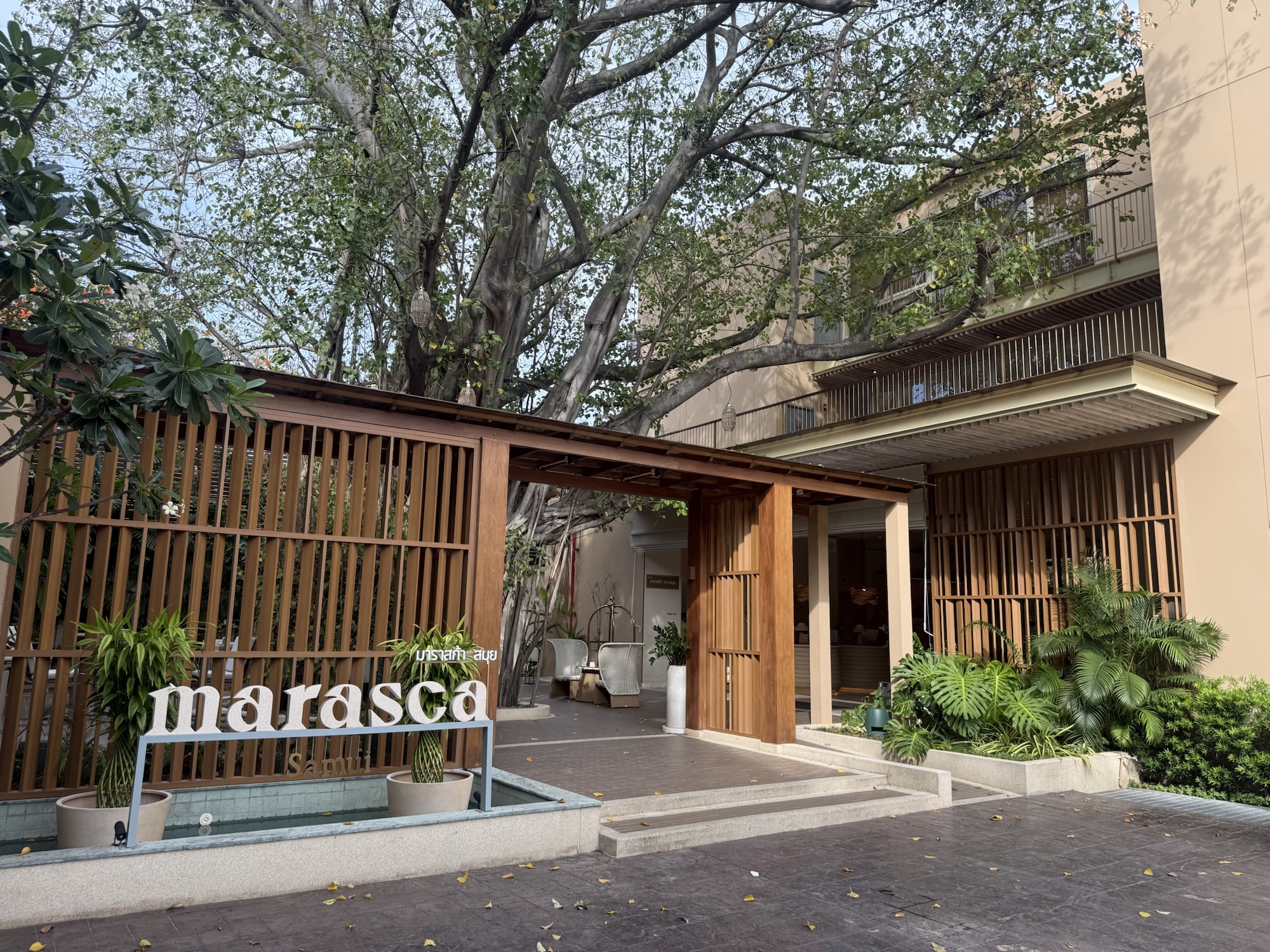 チャウエンビーチ沿いにあるMarasca Samuiのエントランスサイン