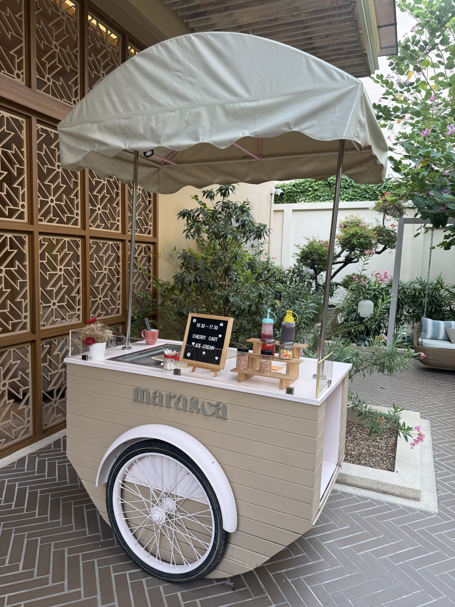 Marasca Samuiの敷地内に置かれたアイスクリームカート