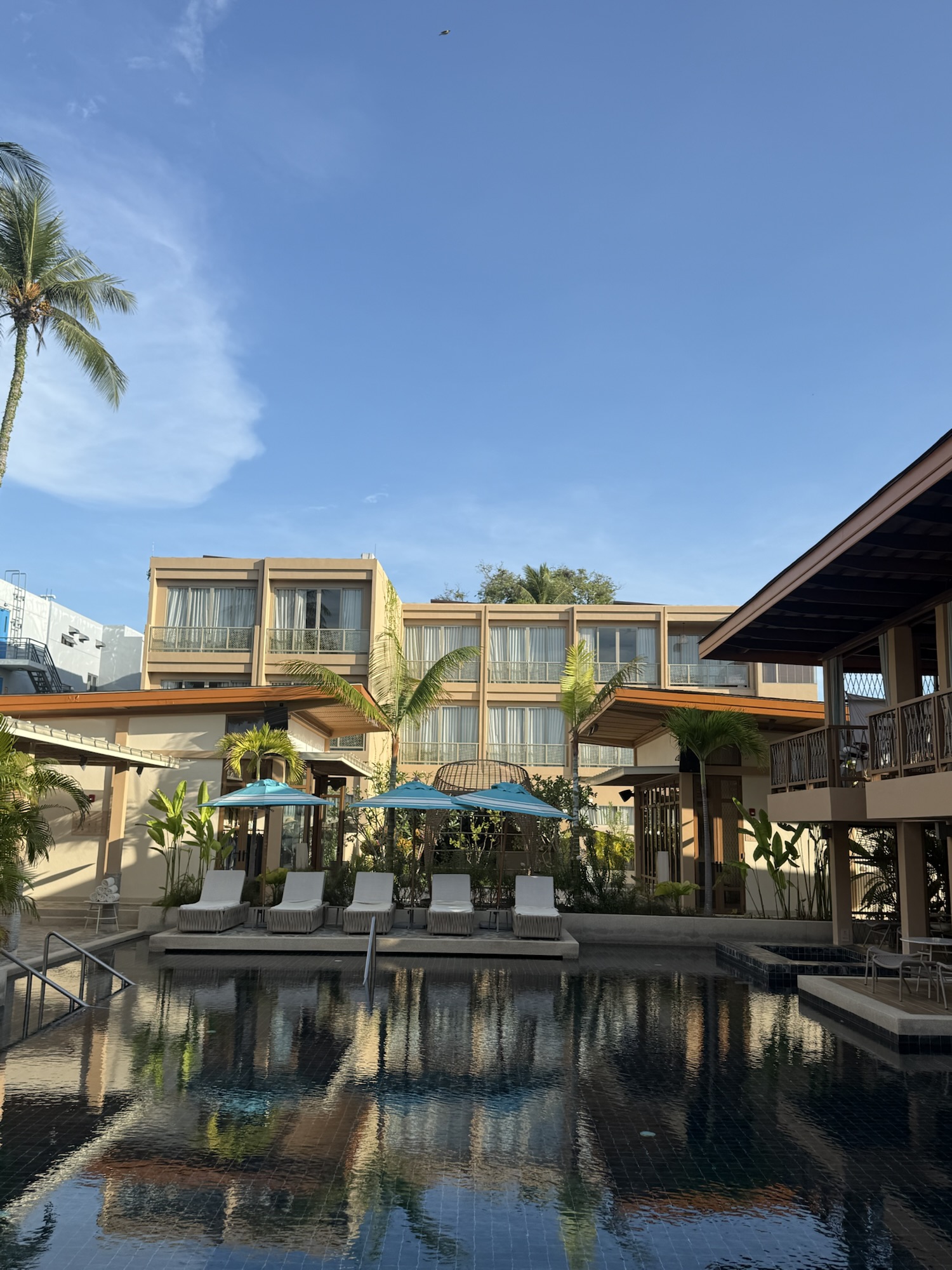 Marasca Samuiの客室棟に沿って伸びる屋外プール