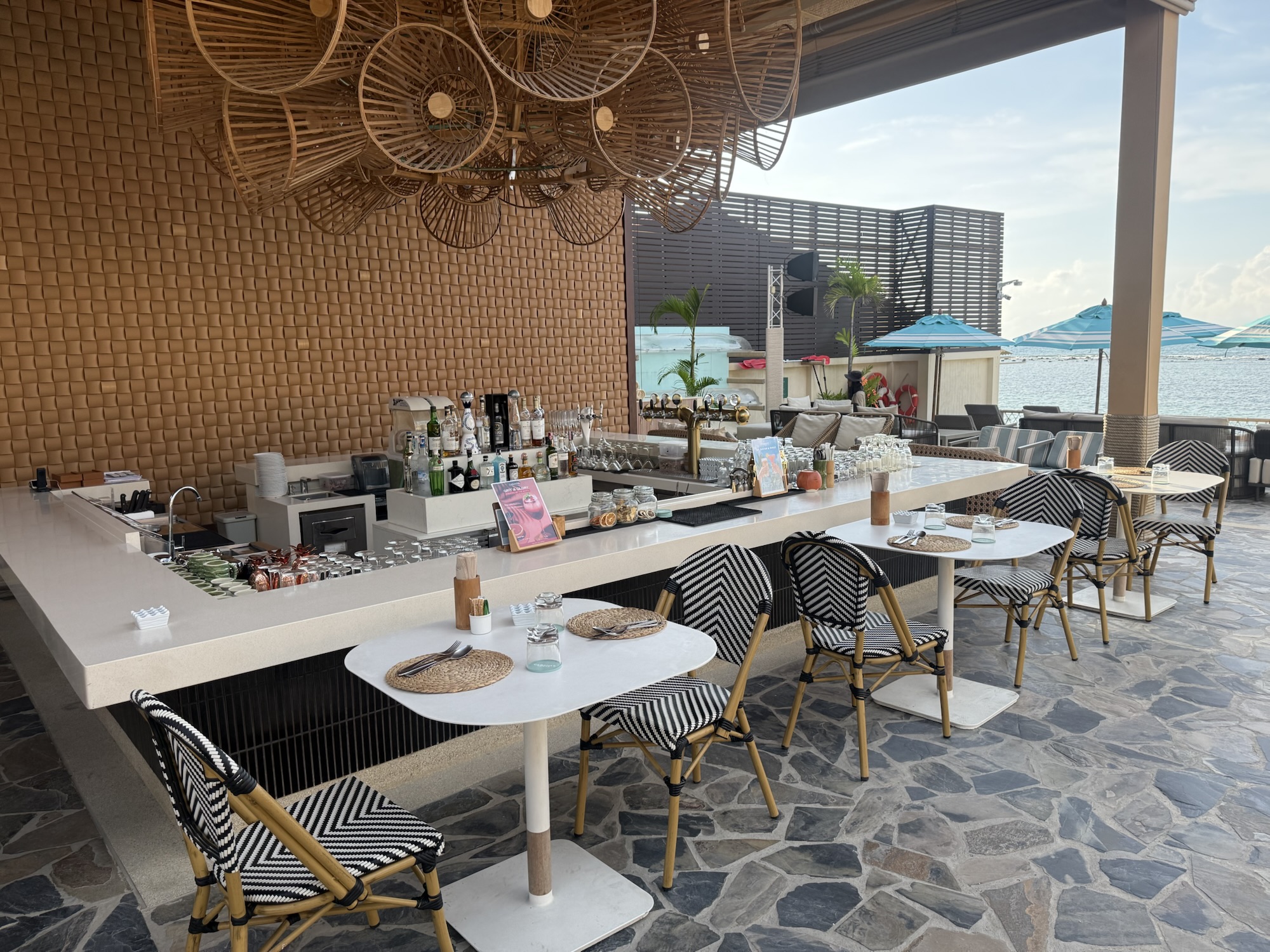 Cabanas Koh Samuiのバーカウンターとテーブル席
