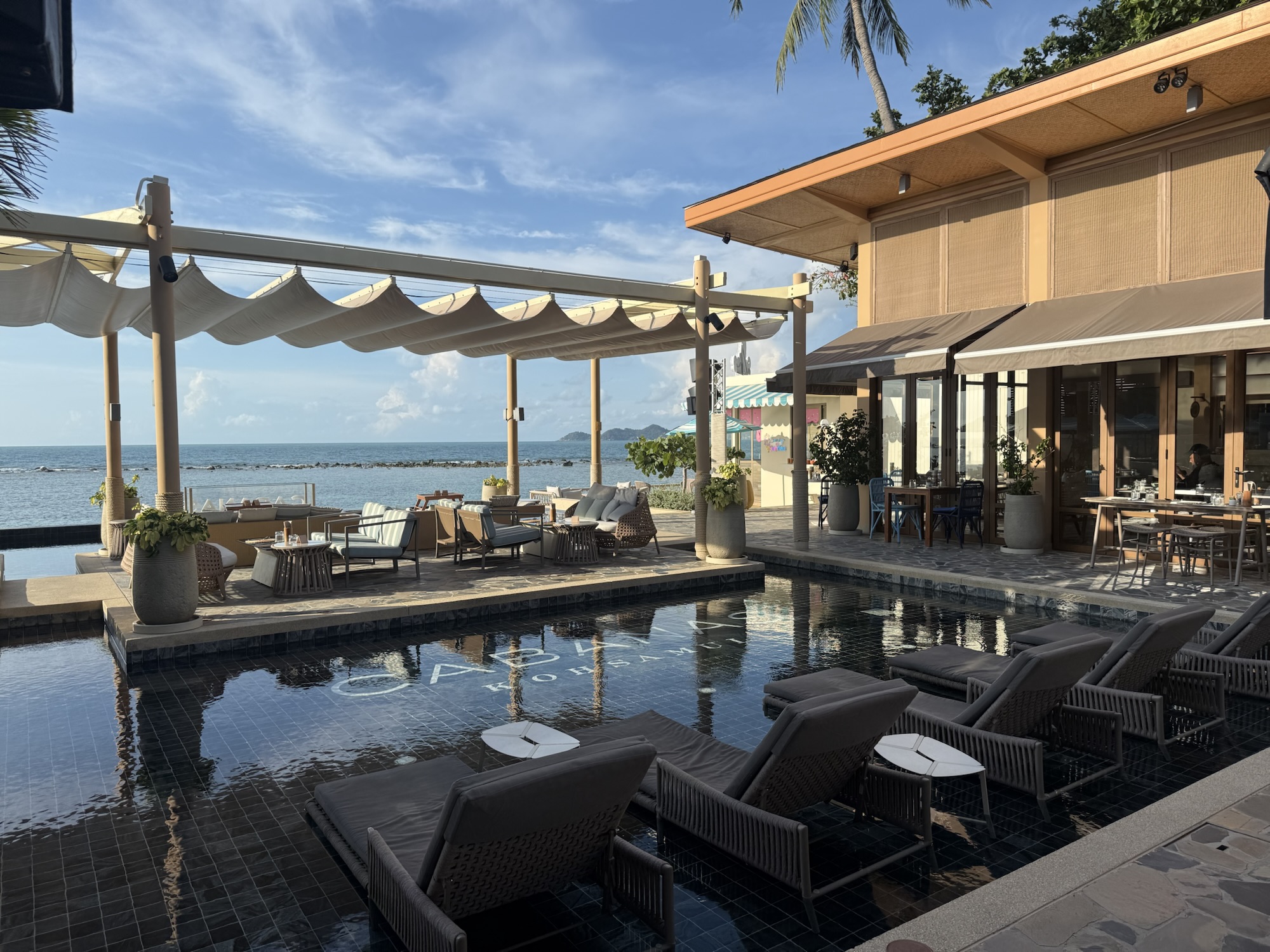 プールに面したCabanas Koh Samuiのテラス席
