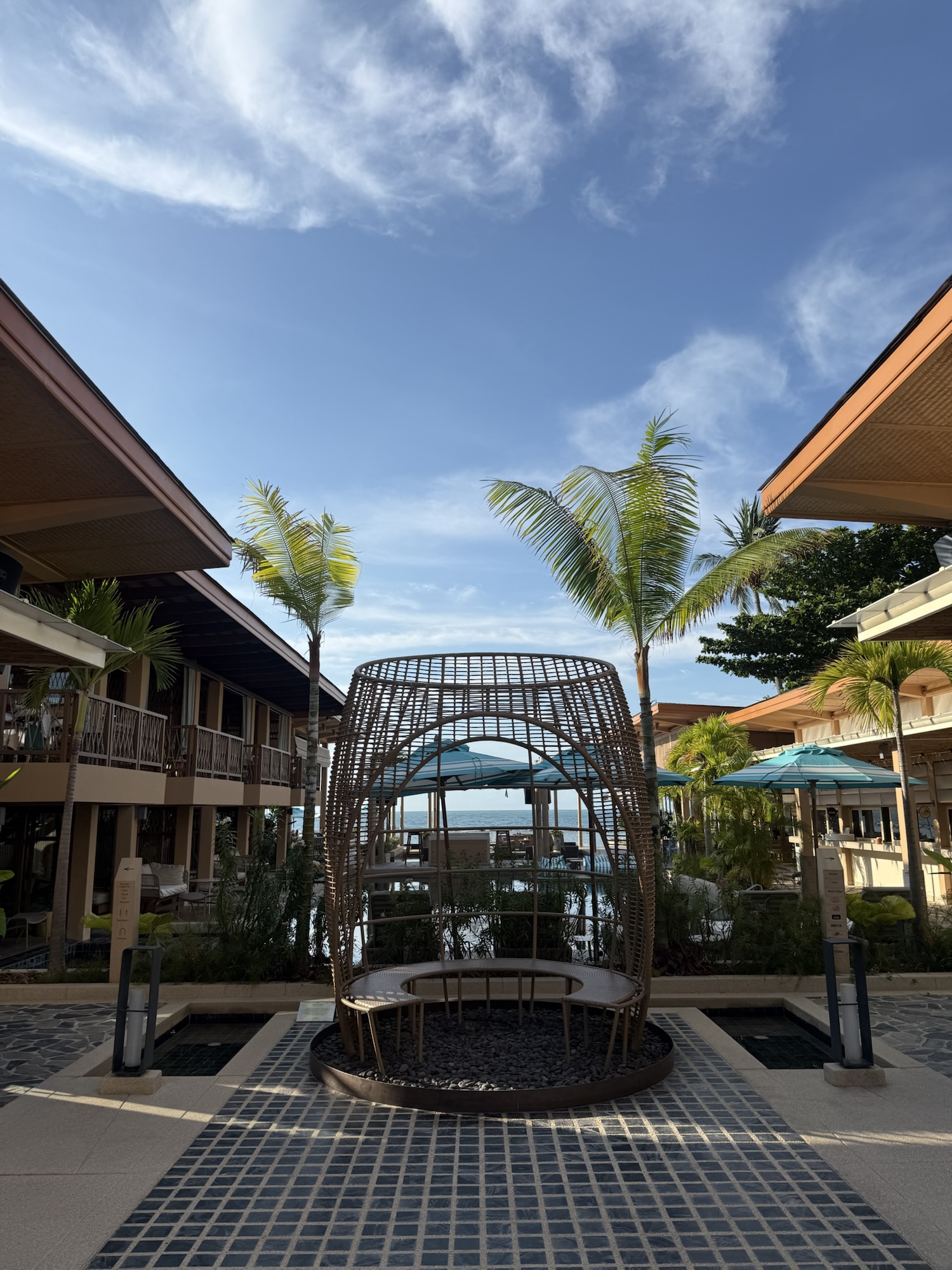 Marasca Samuiのヤシの木と籐編みのオブジェがある中庭