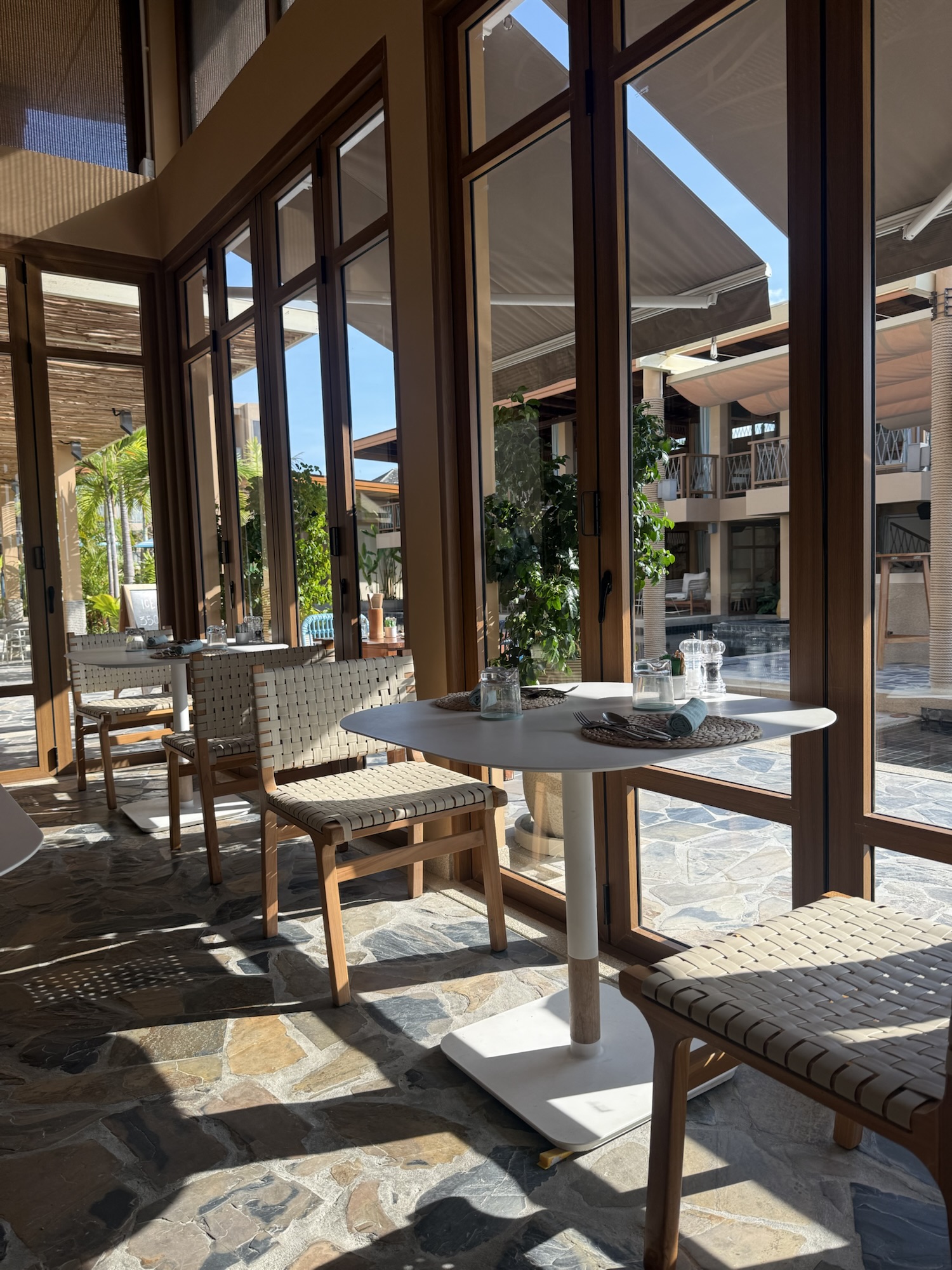 Cabanas Koh Samuiの窓際にある朝食テーブル