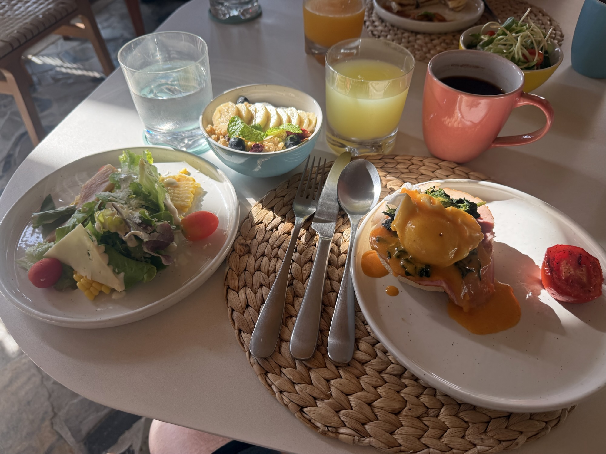 Cabanas Koh Samuiで食べたサラダ、グラノーラ、エッグベネディクトの朝食