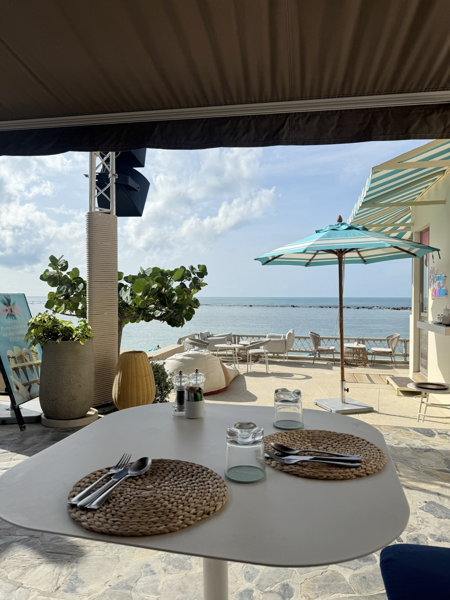 Cabanas Koh Samuiの海を望むテラス席