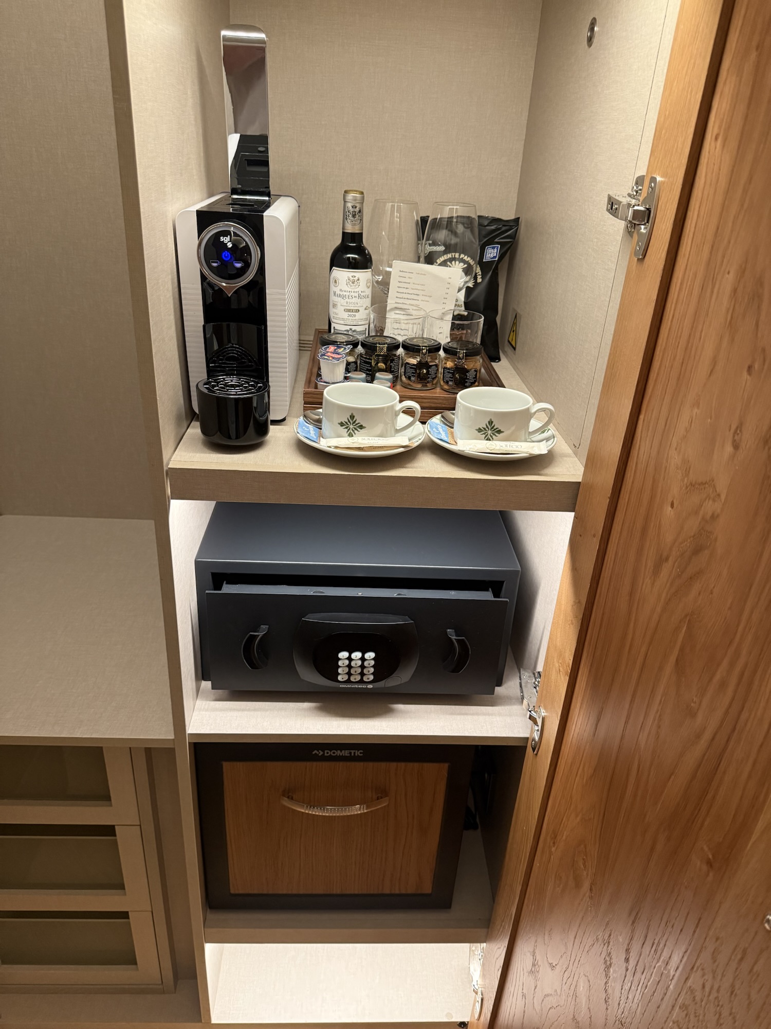 ミニバーとコーヒーマシン