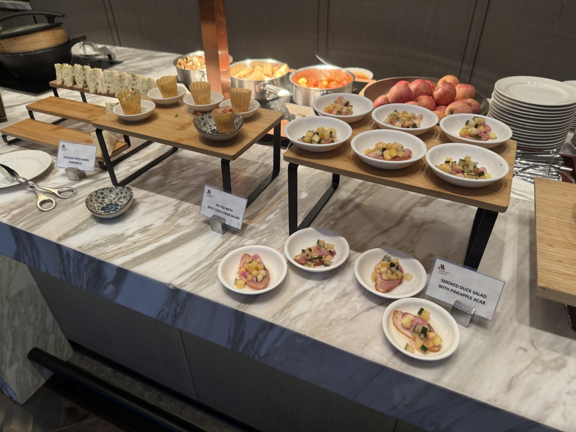 M Clubのカクテルタイムに並ぶ軽食とサラダ