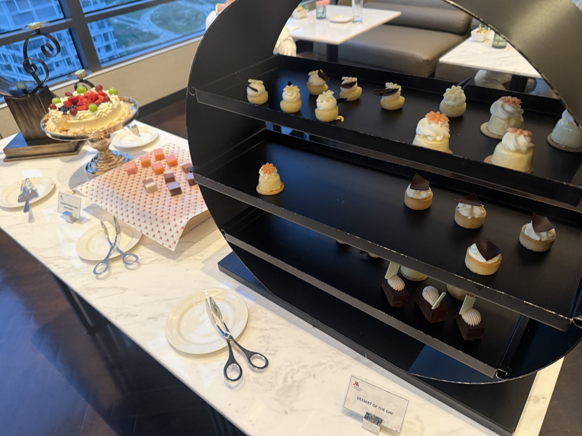 M Clubのカクテルタイムに並ぶデザート