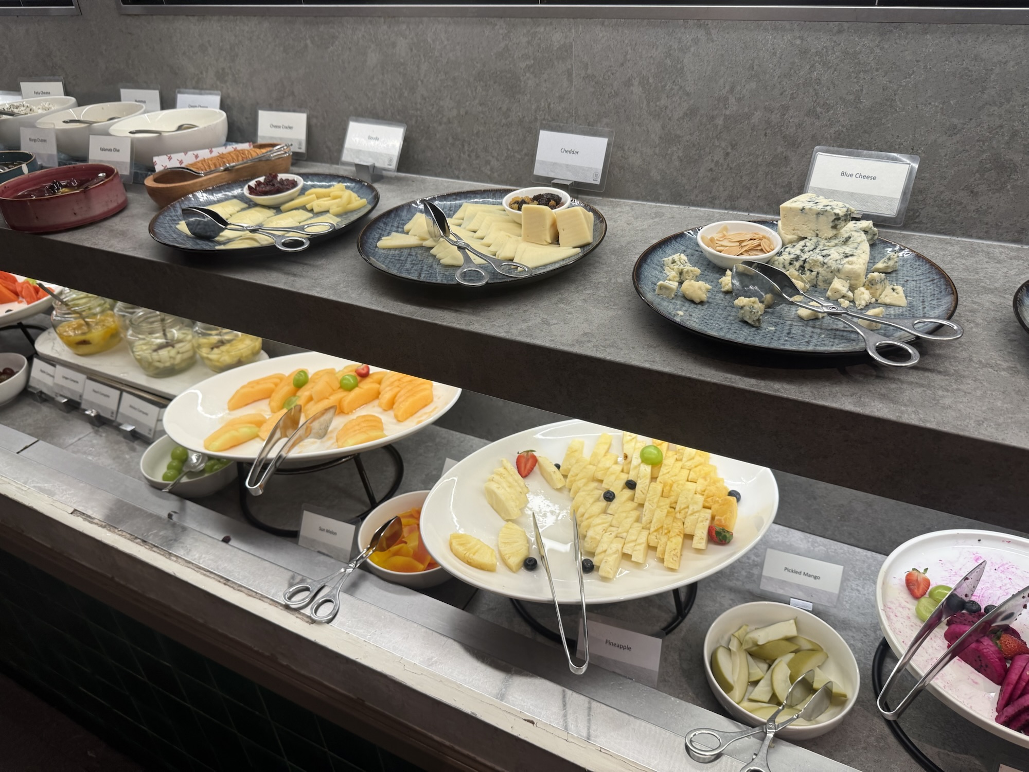 朝食に用意されたチーズとフルーツ