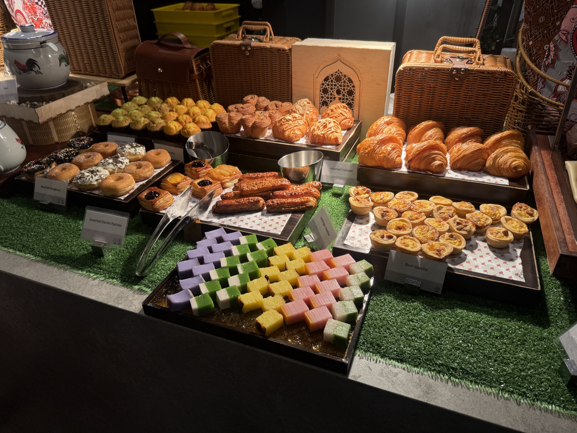 クロワッサンやスイーツが並ぶ朝食コーナー