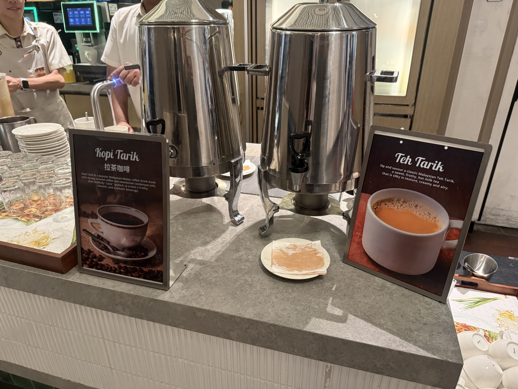 朝食で提供されるKopi TarikとTeh Tarik