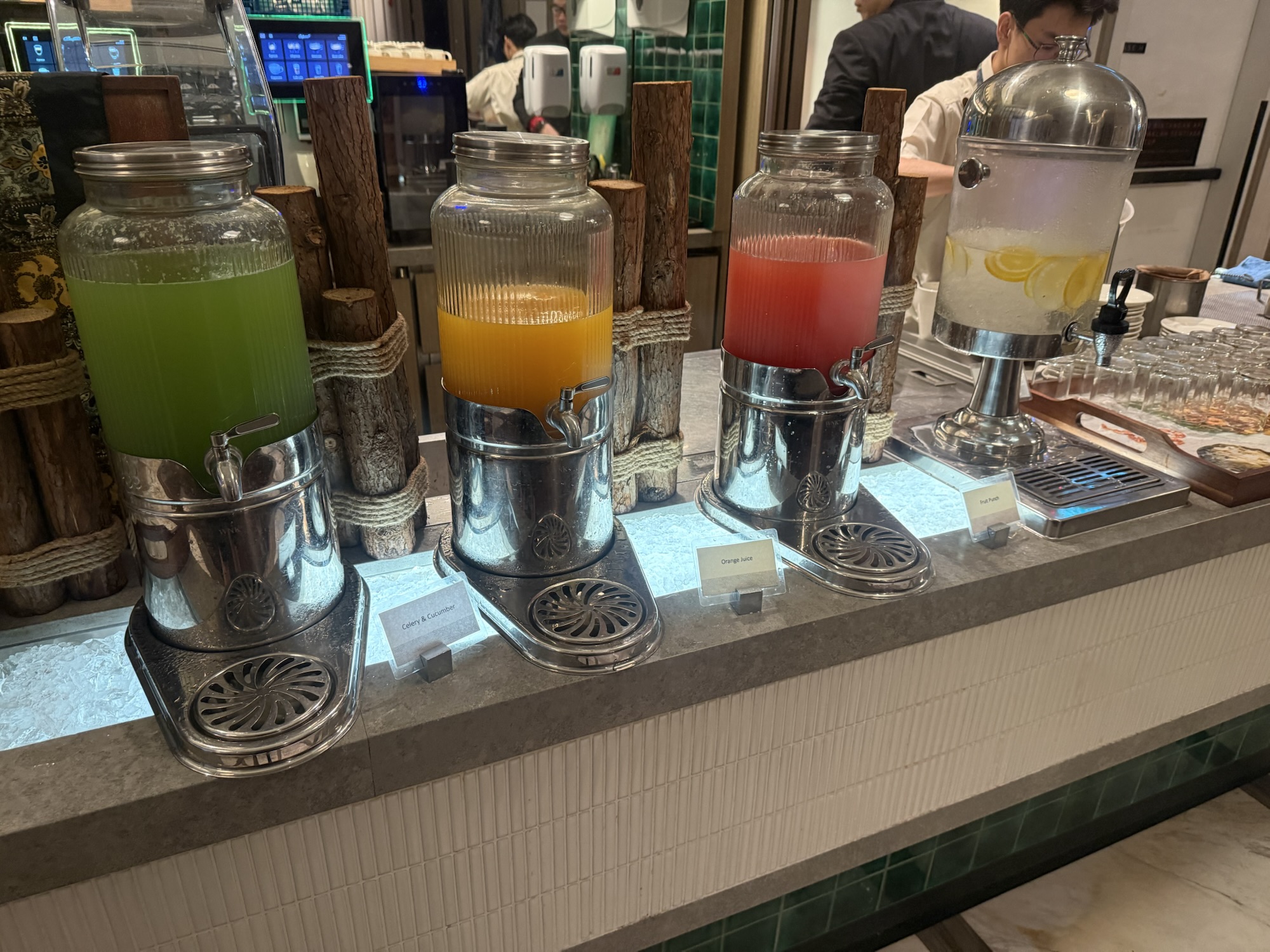 朝食ビュッフェのジュースコーナー