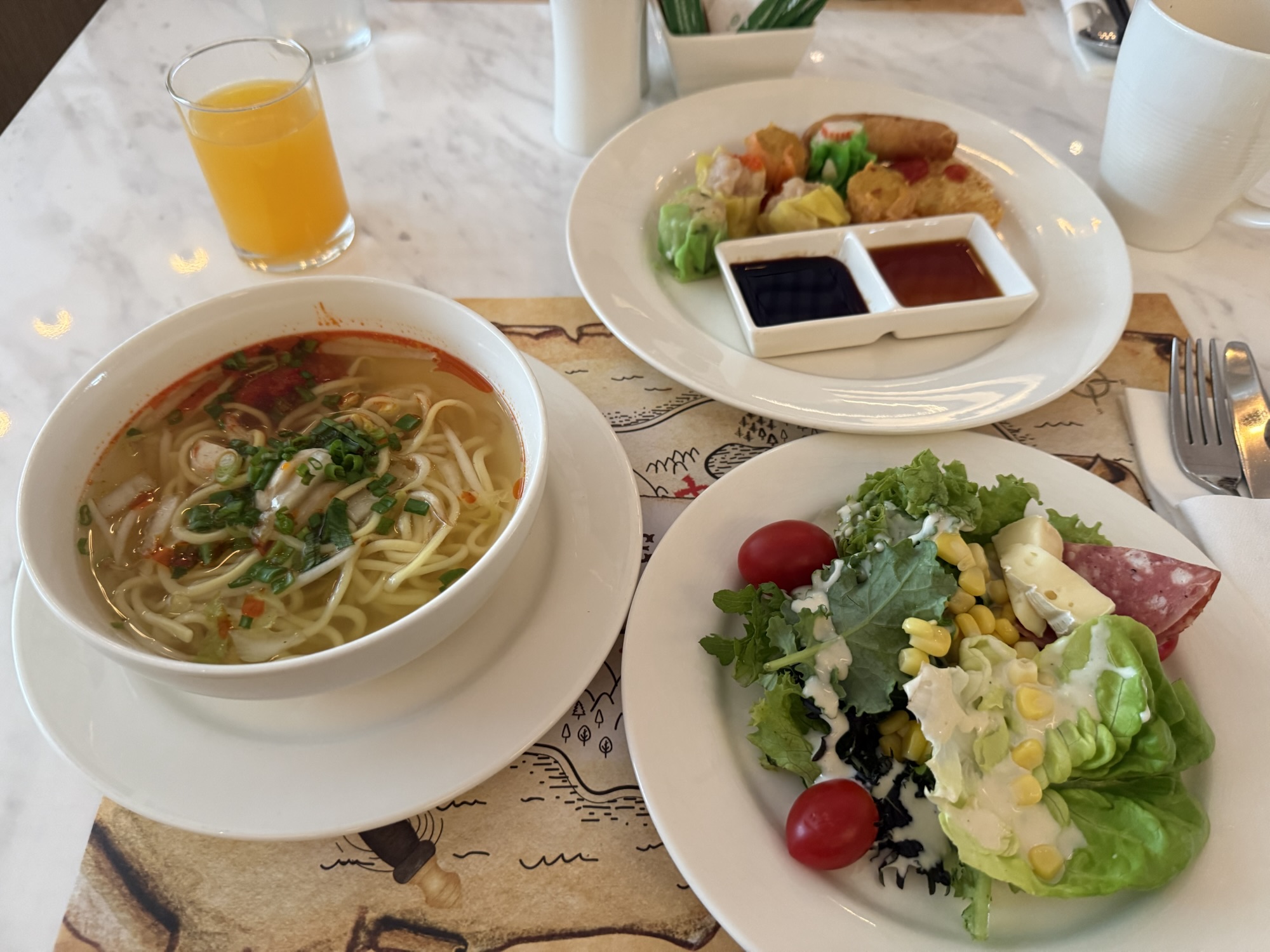 実際に選んだヌードルやサラダなどの朝食