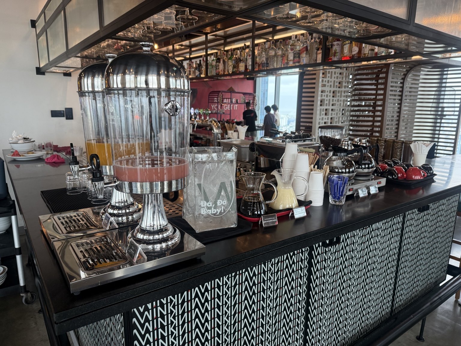 朝食のジュースやコーヒーなどのドリンクコーナー