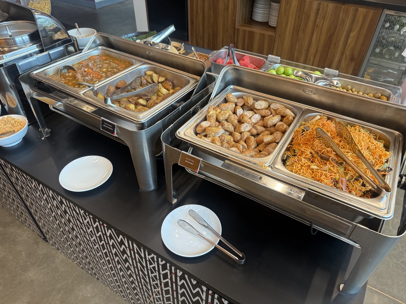 朝食ビュッフェの温かい料理