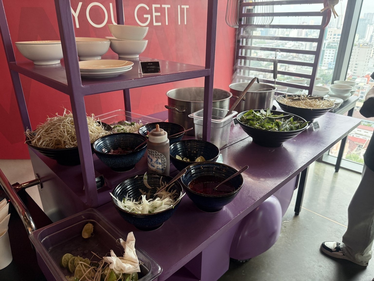 BUN BOの表示がある朝食の麺コーナー