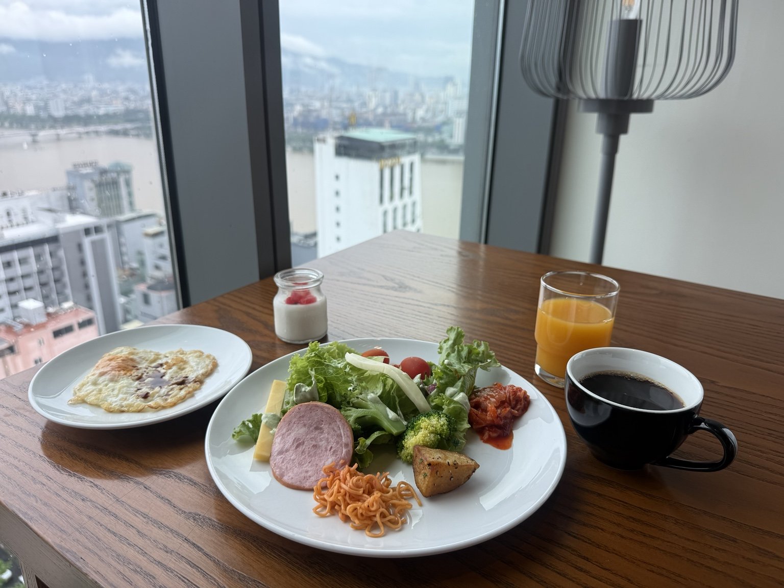 窓際の席で撮影した朝食の料理