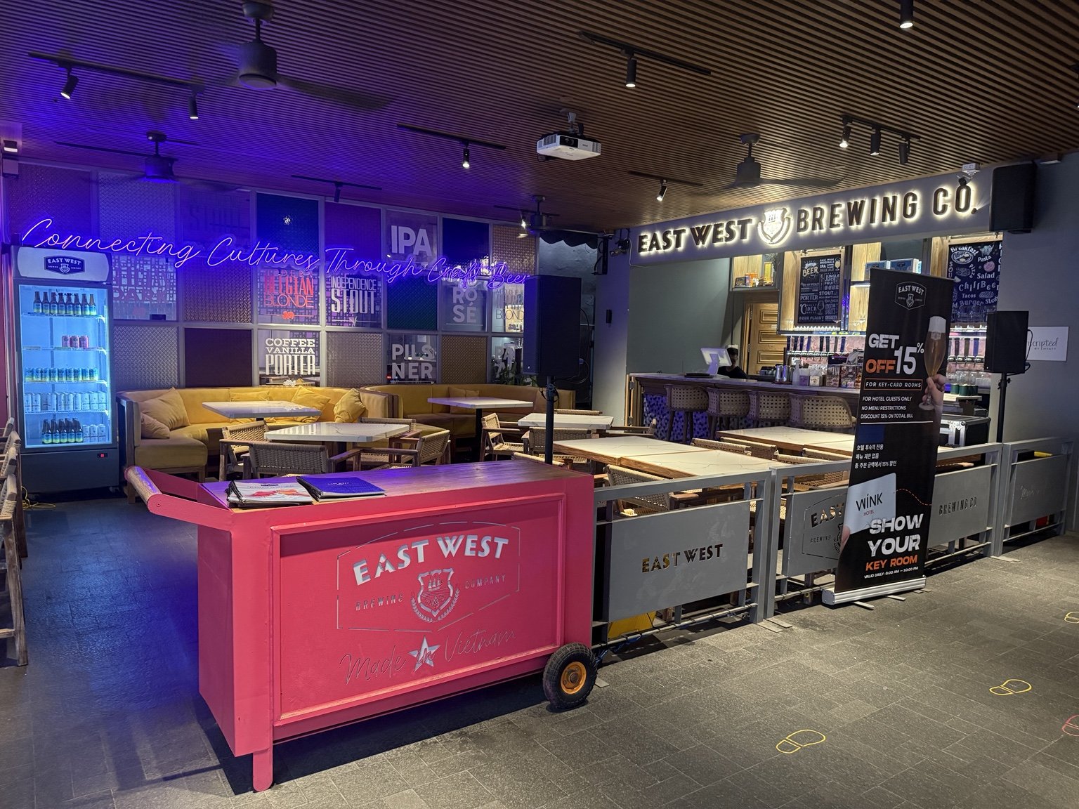 館内にあるEast West Brewingの入口