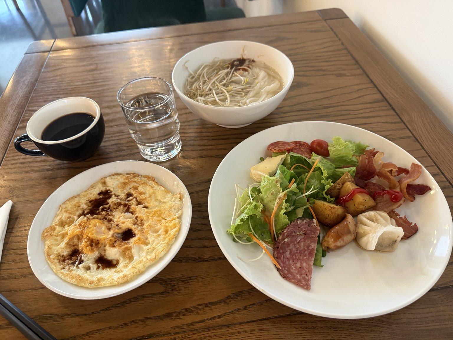 朝食で選んだ卵料理や麺料理など