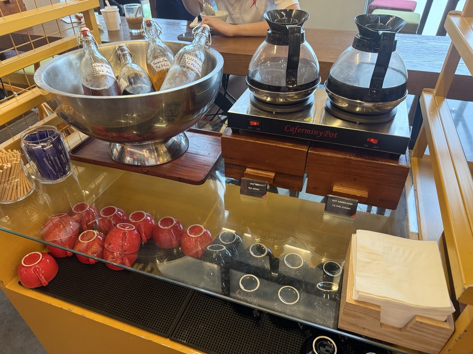 朝食のお茶とコーヒーの提供台