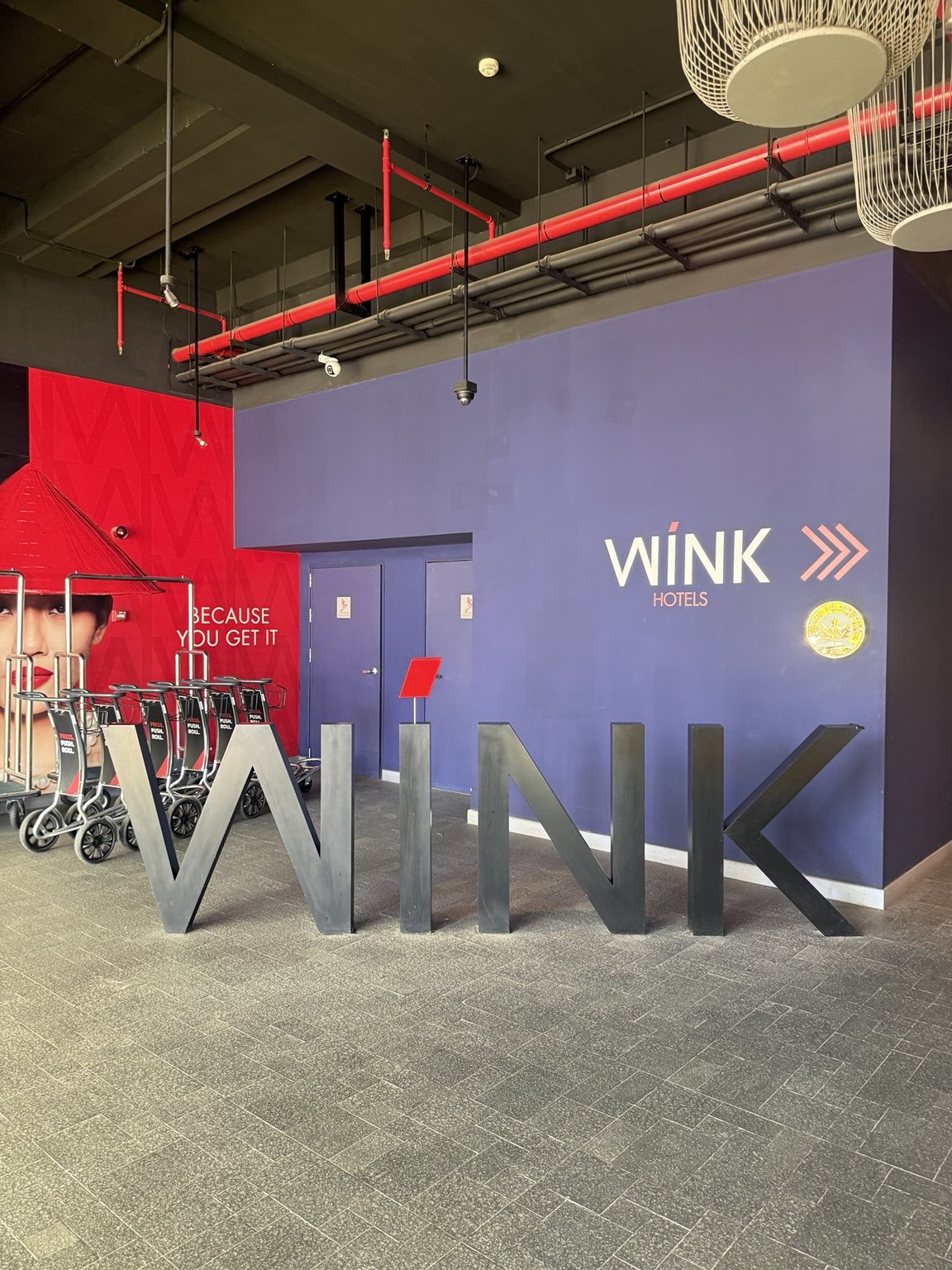 入口にあるWINKのロゴオブジェ