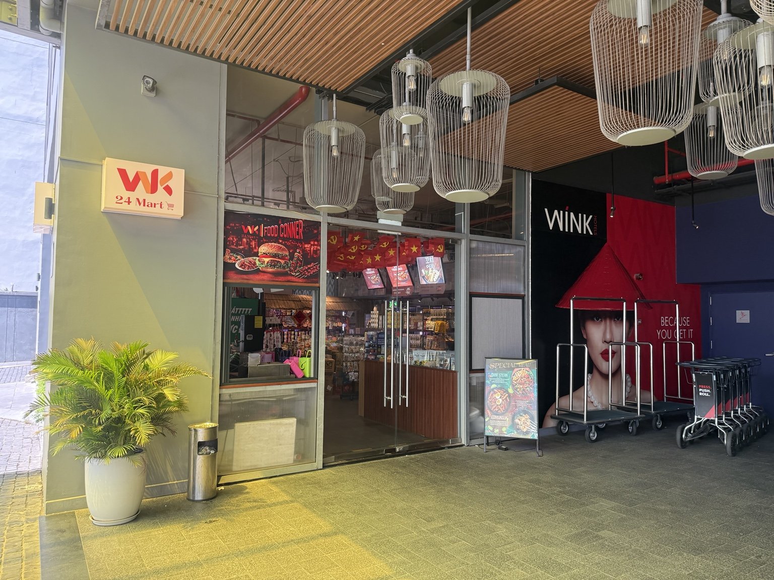 ホテル1階にあるコンビニ「WK24Mart」の入口