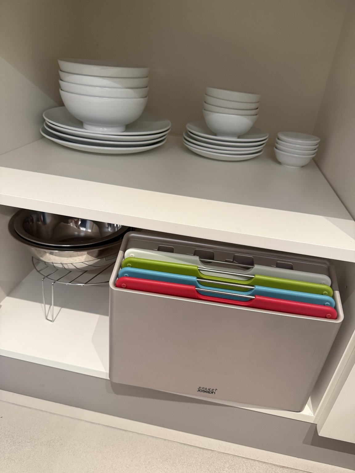 客室の棚に備え付けられた食器